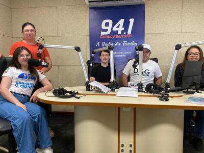 Alunos do Ganhando o Mundo compartilham experiências internacionais na Campo Aberto FM